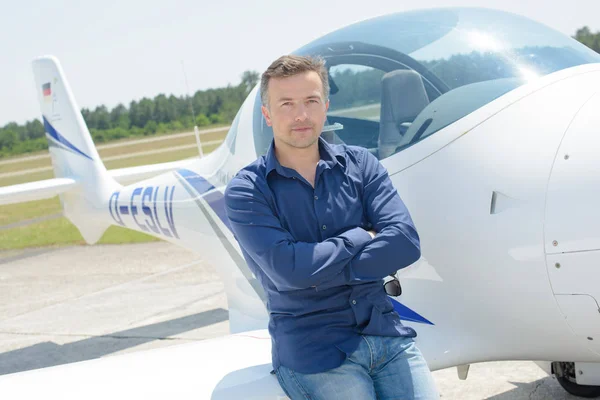 Retrato del hombre apoyado en una aeronave —  Fotos de Stock