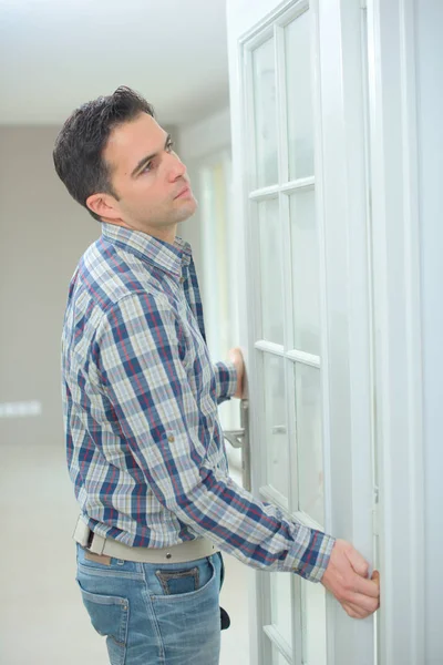 Instalar una puerta y un trabajo — Foto de Stock