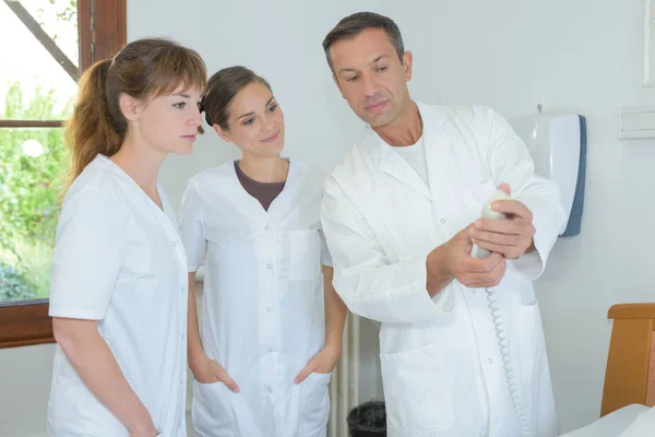 Lekarz nauczania student pielęgniarek — Zdjęcie stockowe