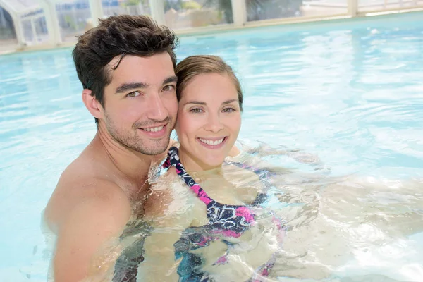 Paar beim Schwimmen — Stockfoto