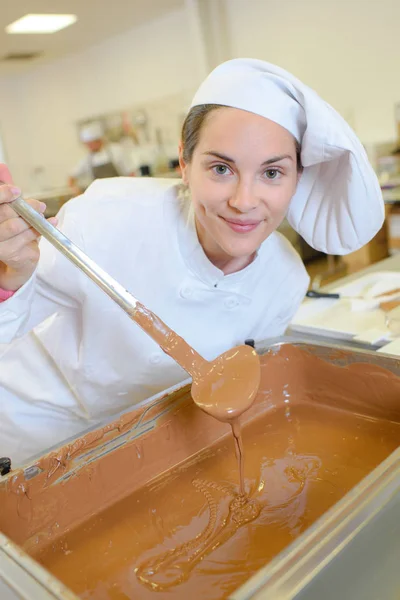 Joven chef y un chocolate derretido —  Fotos de Stock