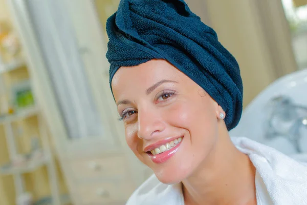 Jeune femme aux cheveux turbanés — Photo