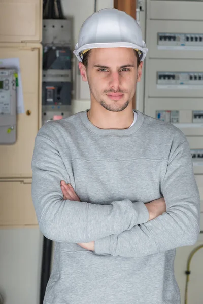 Establecimiento electricista posando y trabajando — Foto de Stock