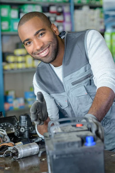 Retrato del hombre con batería de coche — Foto de Stock