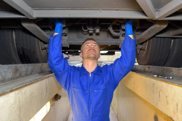 Diesel mechanic fixing a vehicle — Stock Photo, Image