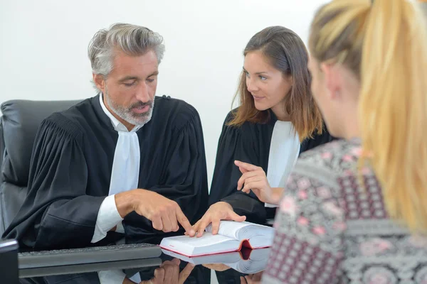 Abogados con cliente y abogado — Foto de Stock