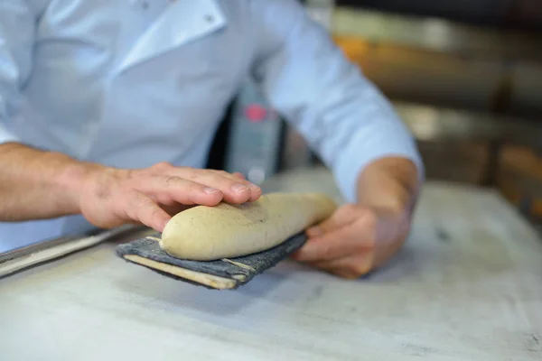 La baguette cruda y el trabajo —  Fotos de Stock