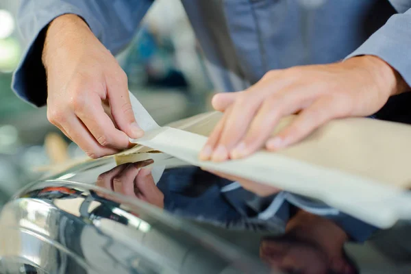 Applying masking tape to car bodywork — Stock Photo, Image