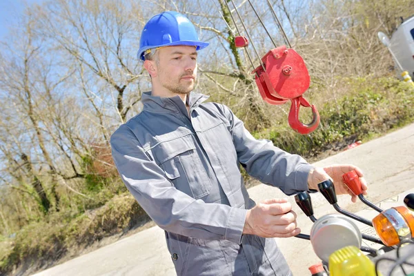 Operator dźwigu i młody — Zdjęcie stockowe