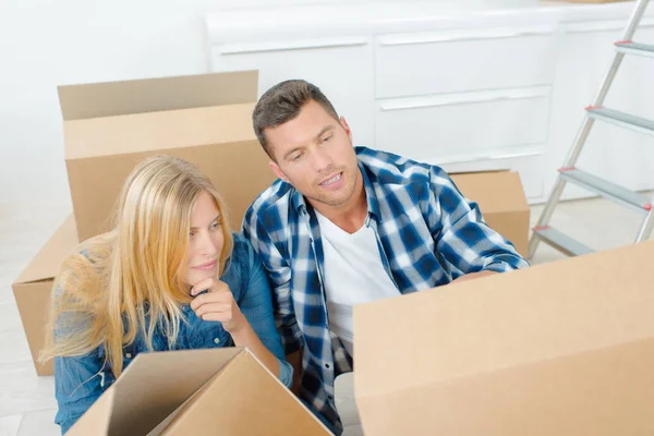 Excited couple moving home — Stock Photo, Image