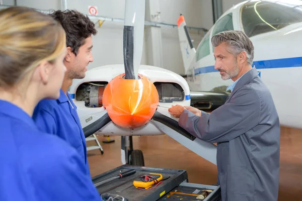 Avionika technik při práci — Stock fotografie