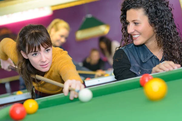 Vänner som spelar biljard och cue — Stockfoto