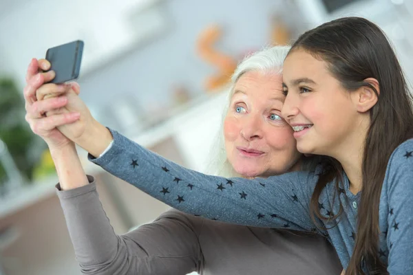 Tar selfie med mormor — Stockfoto