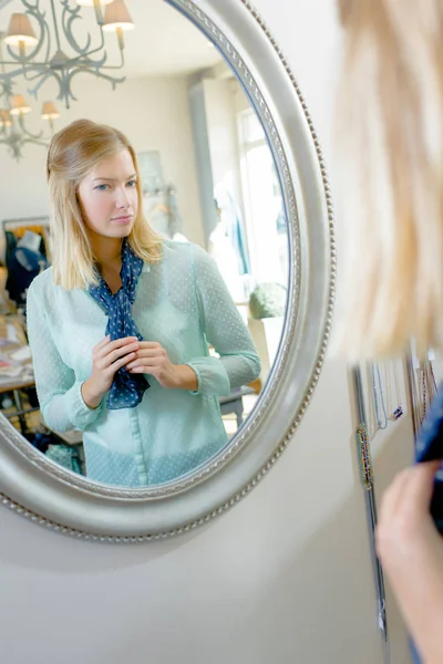 Lady bär scarf, tittar på speglar — Stockfoto