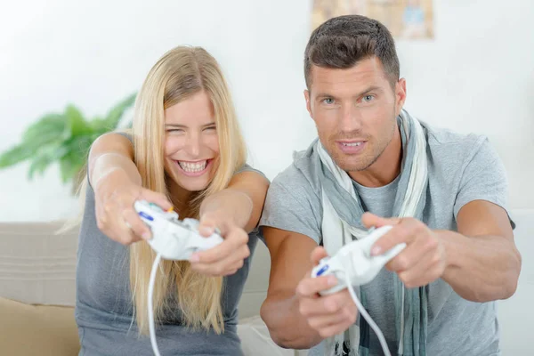 Casal jogar jogo de computador — Fotografia de Stock