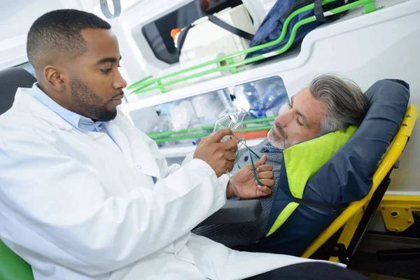 Dar una máscara respiratoria a un paciente —  Fotos de Stock