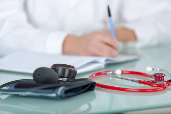 Läkare händer med stetoskop skriva recept — Stockfoto