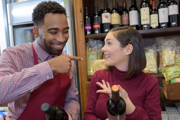 クライアントと笑ってワインの販売 — ストック写真