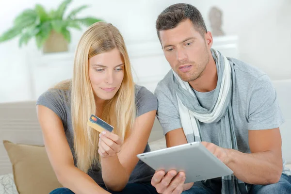 Shopping on-line con tablet — Foto Stock