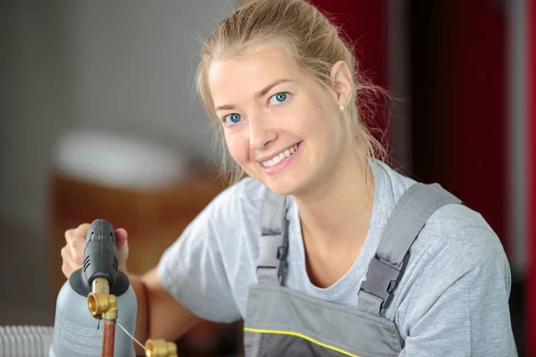 Женщина-работница улыбается и устанавливает — стоковое фото
