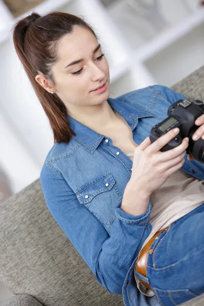 Tonårig flicka granska fotografier på hennes dslr kamera — Stockfoto