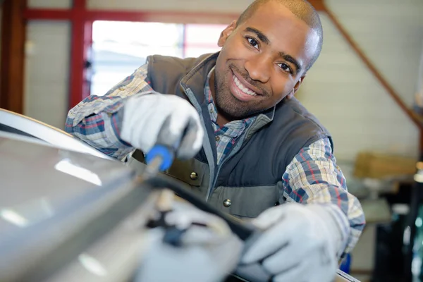 Technicien de garage souriant et travailler — Photo