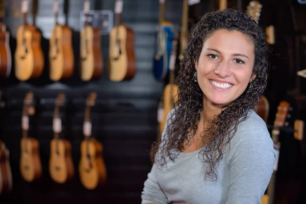 Frauenporträt im Gitarrenladen — Stockfoto