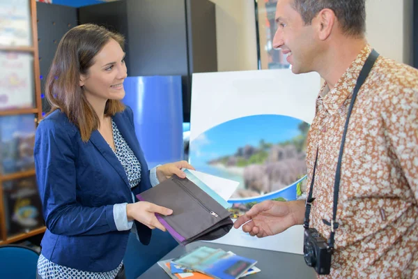 Man accepting tickets from travel agent — Stock Photo, Image