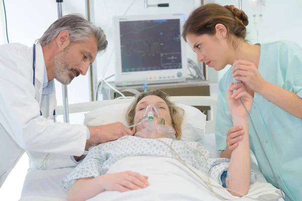 Emergency team with female patient — Stock Photo, Image