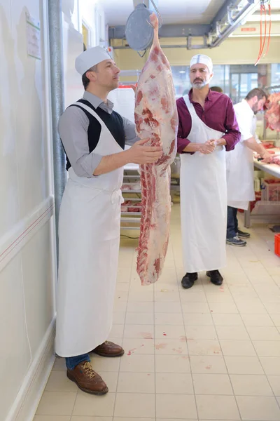 肉屋の肉の側で — ストック写真