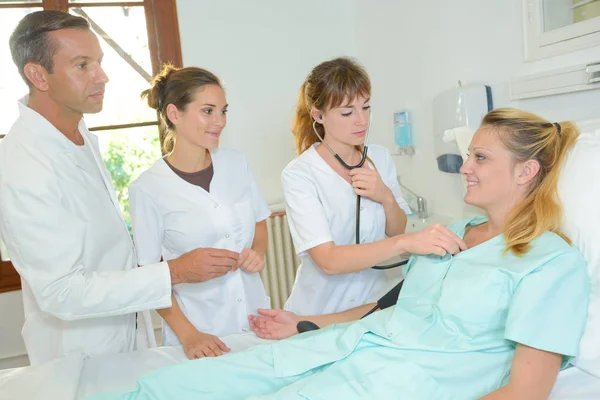 Medizinisches Personal umstellt Patientenbett — Stockfoto