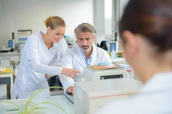 Spokojený s výsledkem laboratorního — Stock fotografie