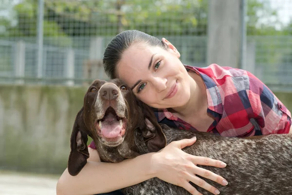 Tierheimleiterin liebt ihre Bewohner — Stockfoto