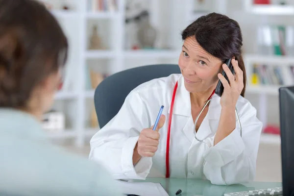 Medico femminile chiama laboratorio per i suoi pazienti analizza — Foto Stock