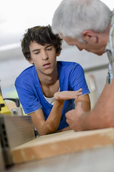 Vragen voor antwoorden en man — Stockfoto