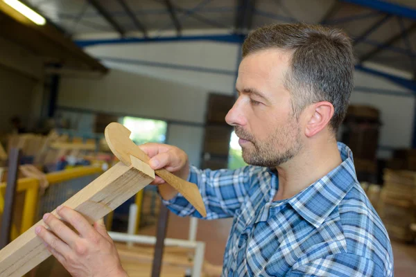 Měření dřeva tesař a truhlář — Stock fotografie
