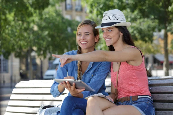 Glada turist kvinnliga vänner ta bilder av sig själva — Stockfoto