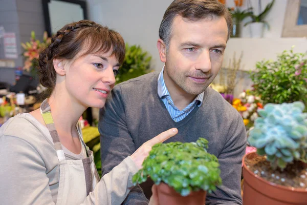 Blumenhändler berät Kunden und Floristen — Stockfoto