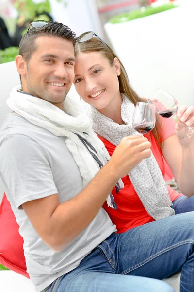 Hombre y mujer posando con vino — Foto de Stock