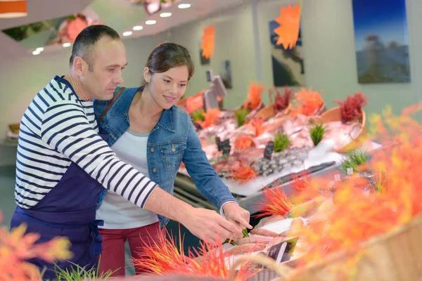 Het kopen van de verse zeevruchten en boutique — Stockfoto