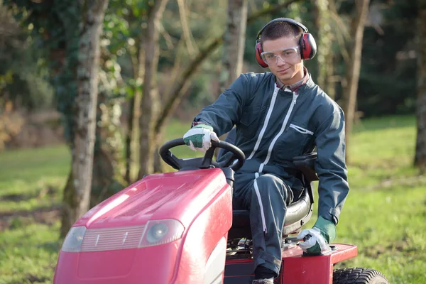 Jeune homme tondre l'herbe — Photo