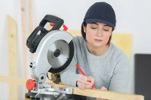 Frau mit Kreissäge in Werkstatt — Stockfoto