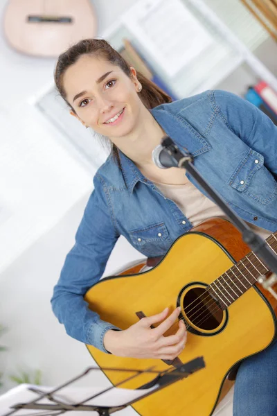 Mulher atraente com tatuagem tocando guitarra — Fotografia de Stock