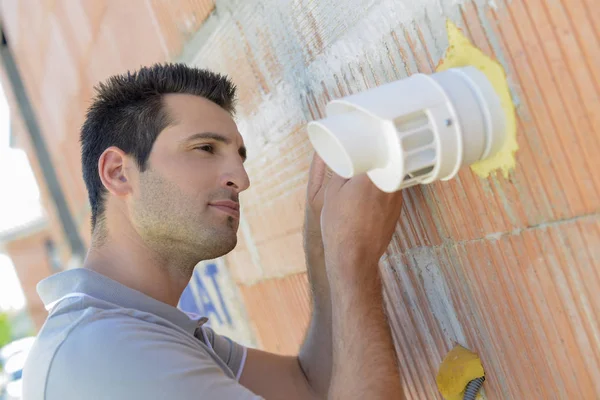 Homem de fixação de ventilação para a parede exterior — Fotografia de Stock