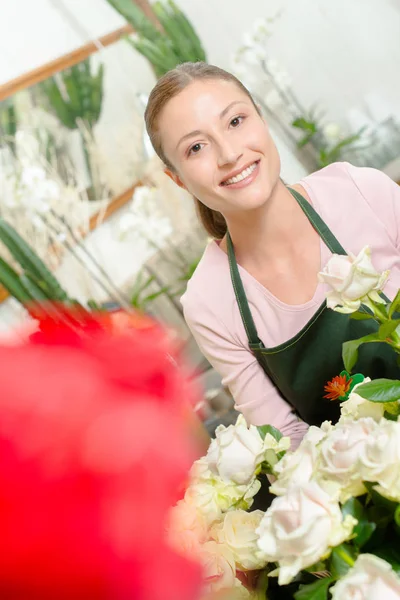 在她的店里的花店 — 图库照片