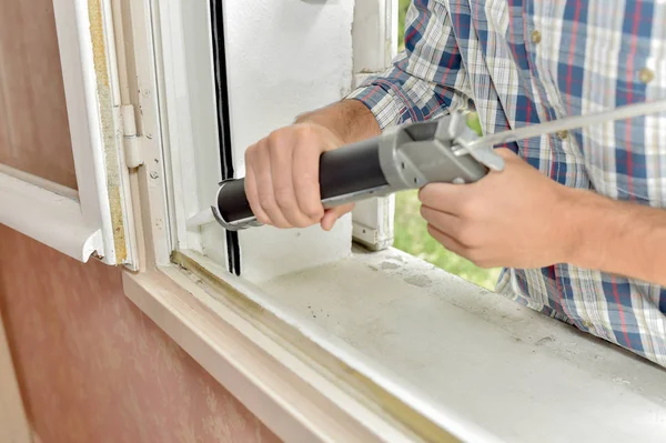 Sellado de una ventana — Foto de Stock