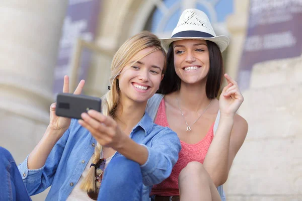 Turista alegre amigos do sexo feminino tirar fotos de si mesmos — Fotografia de Stock