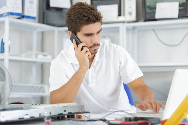 Technician reqesting some help from the hq — Stock Photo, Image