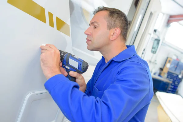 Mechanic using cordless drill — Stock Photo, Image