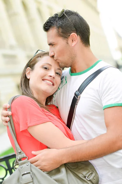 Casal beijando na cidade — Fotografia de Stock